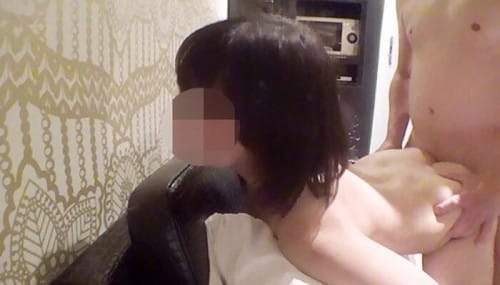 FC2-PPV 1564878 20歳清楚系美少女に人生初生ハメ連続中出し　大人しい奥手娘が敏感過ぎてオホ声アクメ、痙攣肉オナホに想定外の膣内射精 精液垂らしながら腰振って種付けおかわり